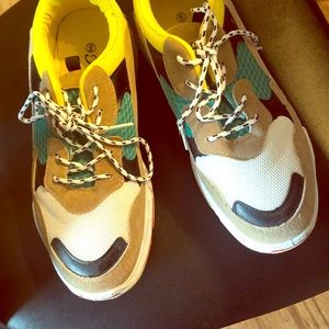 Women sneakers size 10